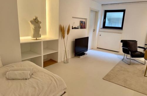 Hasenbergl-Lerchenau Ost Apartamento | Eigene Souterrain Keller Wohnung nähe Olympiapark