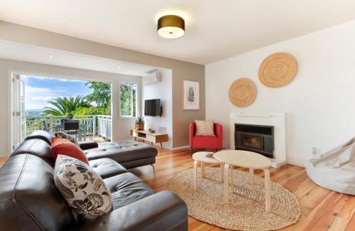 Oneroa Casa | Eight on Church - near Mudbrick & Cable Bay