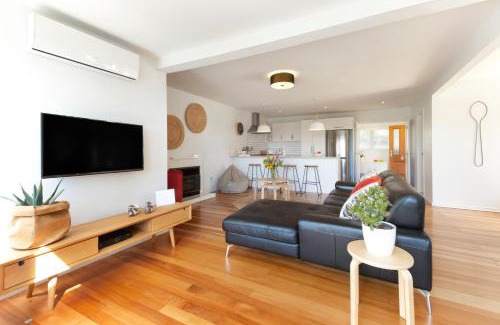 Oneroa Casa | Eight on Church - near Mudbrick & Cable Bay