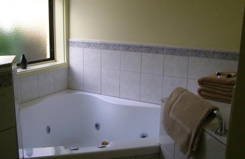 Warrnambool Hotel | Eight Spence