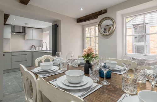 Malmesbury Cabaña | Eilmers Cottage - Beautiful 4BD in Malmesbury