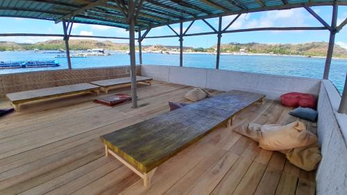 Jerowaru Casa | Ekas beach floating houuse and resto
