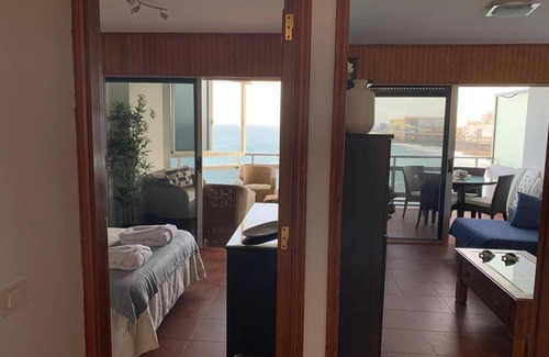 Melenara Apartamento | El Azul , amplia terraza con "el mar a tus pies"