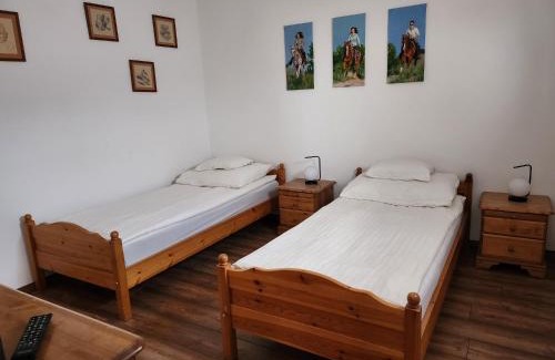 Izsak Complejo | El Bronco Western Ranch