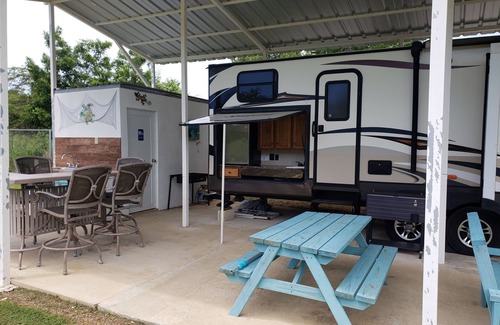 Llanos Costa Casa | El Camper, carretera hacia Combate, Cabo Rojo