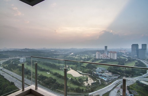 Putrajaya Apartamento | Ático El Conezion - Planta alta | Vista al campo de golf | Wi-Fi y Netflix proporcionado