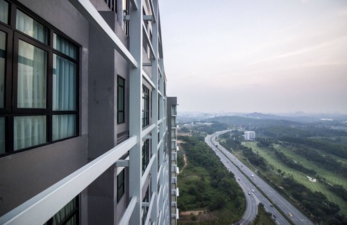Putrajaya Apartamento | Ático El Conezion - Planta alta | Vista al campo de golf | Wi-Fi y Netflix proporcionado