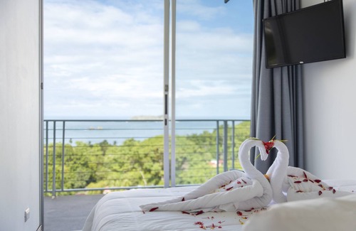 Manuel Antonio Hotel | El Faro Containers Beach Hotel