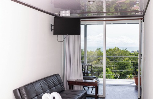 Manuel Antonio Hotel | El Faro Containers Beach Hotel
