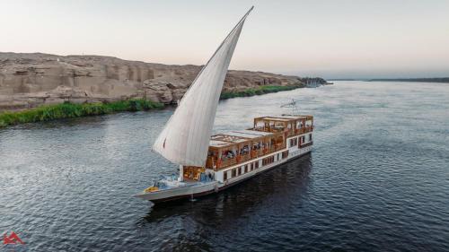 Nile River Luxor Alquiler De Eote | EL Hanim Dahabeeyah