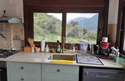 Jimera de Libar Chalet De Esquí | El Higuerón. Un refugio con espectaculares vistas a la montaña.
