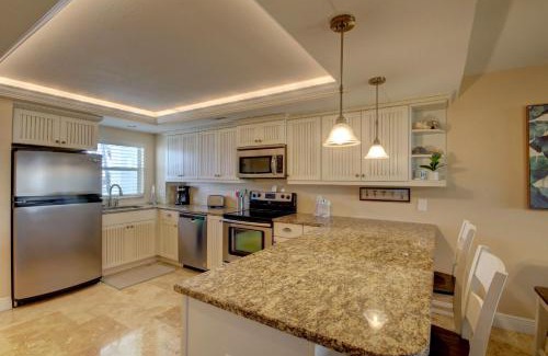 Fort Walton Beach Casa | El Matador 318 - Walk right out to the pool and the beach!
