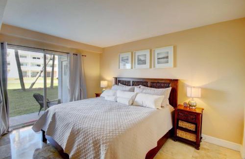 Fort Walton Beach Casa | El Matador 318 - Walk right out to the pool and the beach!