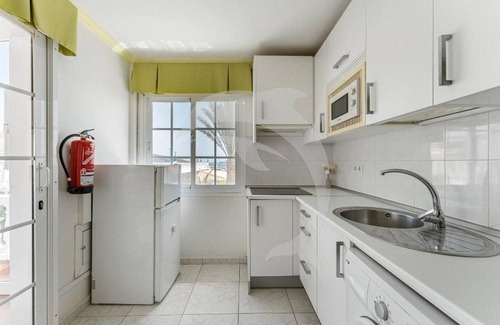 Arenas del Mar Apartamento | El Médano Apartment with Stunning Pool Views