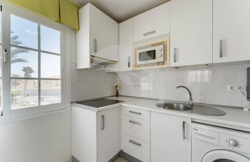 Arenas del Mar Apartamento | El Médano Apartment with Stunning Pool Views