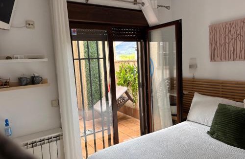 Lozoyuela Cama Y Desayuno | El Mondalindo Habitación intima con patio