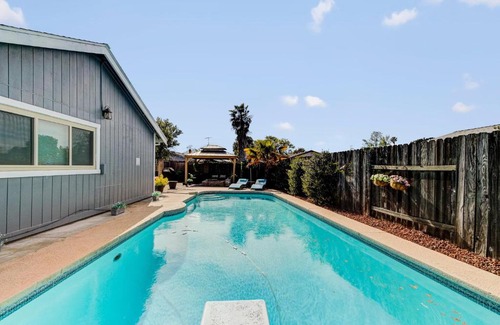 Sacramento Casa | MOUNT MORIAH with big pool, big trees & attractive.