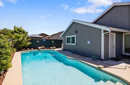 Sacramento Casa | MOUNT MORIAH with big pool, big trees & attractive.