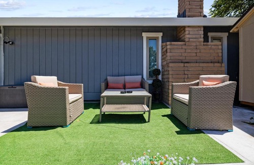 Sacramento Casa | MOUNT MORIAH with big pool, big trees & attractive.