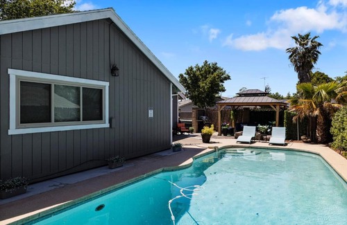 Sacramento Casa | MOUNT MORIAH with big pool, big trees & attractive.