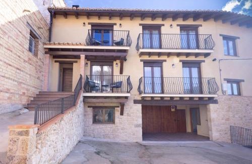 Beceite Apartamento | El sueño del Búho 3. Chimenea y terraza.