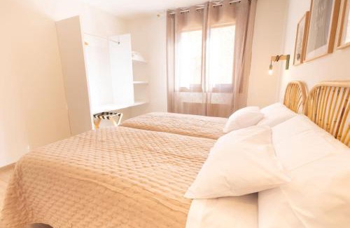 Beceite Apartamento | El sueño del Búho 3. Chimenea y terraza.