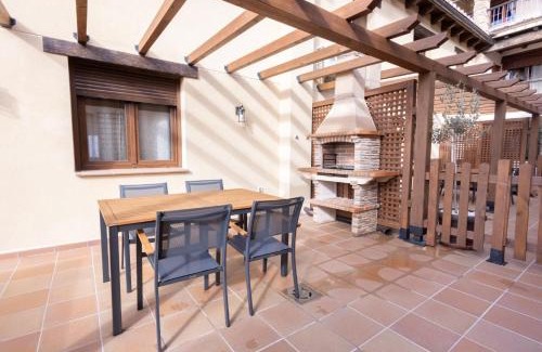 Beceite Apartamento | El sueño del Búho 3. Chimenea y terraza.