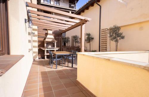 Beceite Apartamento | El sueño del Búho 3. Chimenea y terraza.