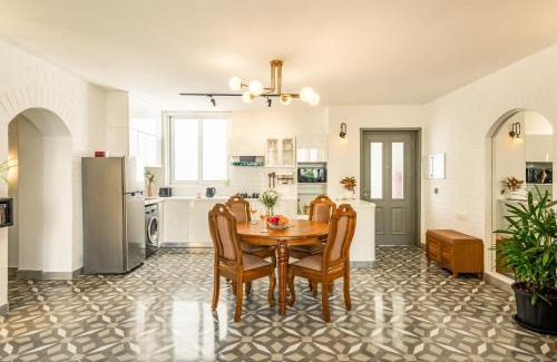 Nerul Apartamento | El Volar 2BHK Luxury Apartments 10 Minutes from Candolim Beach with Big common Pool, Fully Equipped Kitchen, 24x7 Security, Wifi