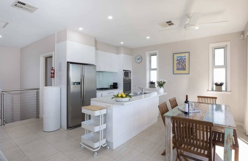 Moana Casa | ELANDRA - Seaside Escape for the Whole Family