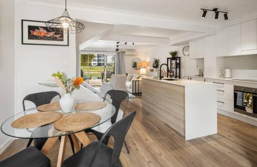 Elanora Casa | Elanora Oasis - Lakefront Serenity and Resort Living
