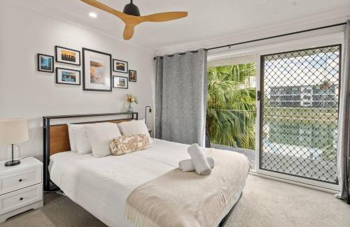 Elanora Casa | Elanora Oasis - Lakefront Serenity and Resort Living