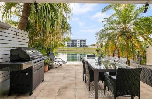 Elanora Casa | Elanora Oasis - Lakefront Serenity and Resort Living