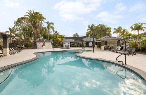 Elanora Casa | Elanora Oasis - Lakefront Serenity and Resort Living