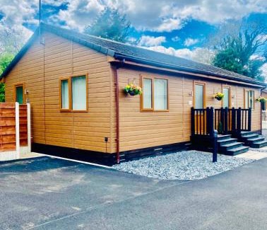 York Casa | Elder Cabin with Hot Tub