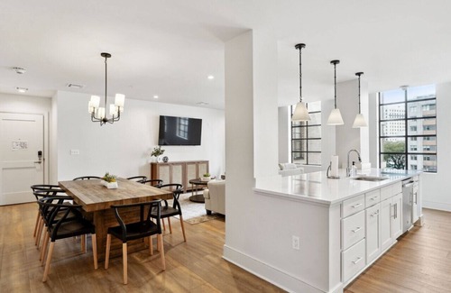 Central Business District Hotel | Elegant Downtown Unit near French Quarter & Superdome w/ rooftop pool + hot tub