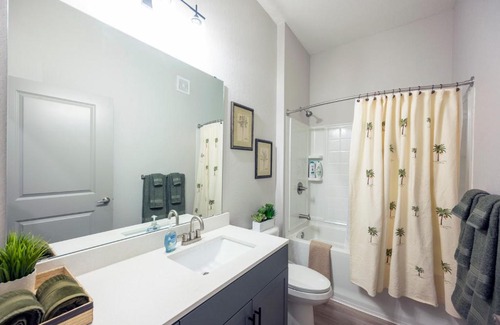 East Ybor Apartamento | Electric, Chic, YBor, Channelside, 1BR - 5 ppl