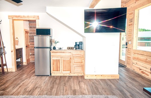 Paonia Cabina | Electric Mountain Lodge: Remodeled/Views/Restaurant/Bar/Events/Snowmobiles | 3