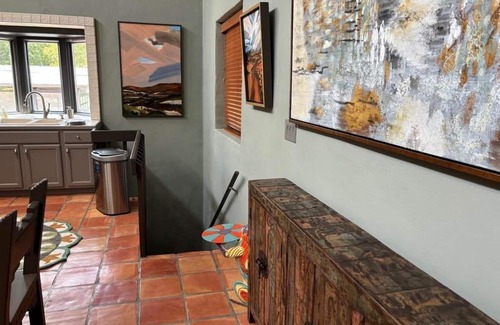 Waynesville Apartamento | Elegant 1 bdrm dog-friendly apt right off Main. Walk to 50+ restaurants/shops.