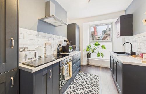 Mylor Churchtown Apartamento | Elegant 1-Bed Apt | Central Falmouth | Parking & WiFi | Lockbox Entry | Walk to Town & Pubs | Quiet Residential Road | Top Floor Apartment | Near Train Stations & Beaches