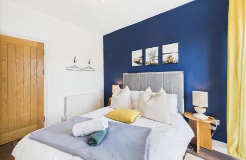 Mylor Churchtown Apartamento | Elegant 1-Bed Apt | Central Falmouth | Parking & WiFi | Lockbox Entry | Walk to Town & Pubs | Quiet Residential Road | Top Floor Apartment | Near Train Stations & Beaches
