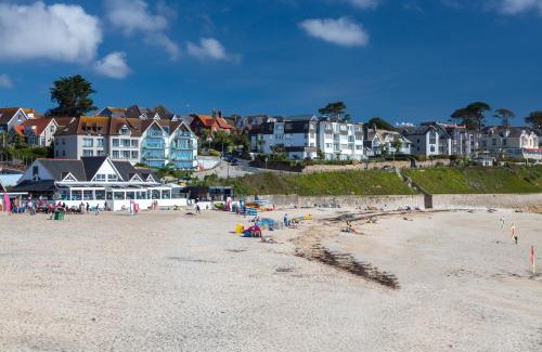 Mylor Churchtown Apartamento | Elegant 1-Bed Apt | Central Falmouth | Parking & WiFi | Lockbox Entry | Walk to Town & Pubs | Quiet Residential Road | Top Floor Apartment | Near Train Stations & Beaches