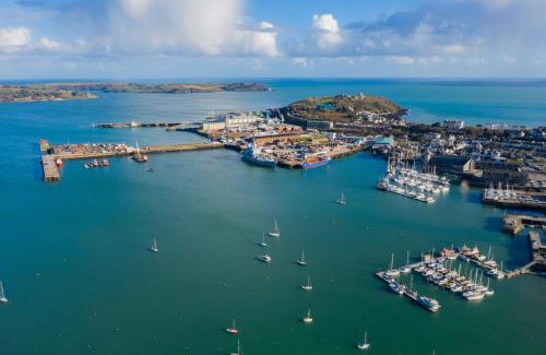 Mylor Churchtown Apartamento | Elegant 1-Bed Apt | Central Falmouth | Parking & WiFi | Lockbox Entry | Walk to Town & Pubs | Quiet Residential Road | Top Floor Apartment | Near Train Stations & Beaches