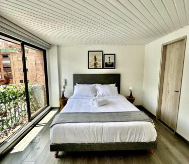 Chico Reservado Apartamento | Elegant 1-Bedroom Duplex in Parque 93