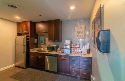 Grandview Heights Apartamento | Elegant 1-Bedroom Luxury Unit with Pool Access
