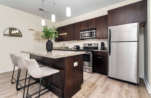 Grandview Heights Apartamento | Elegant 1-Bedroom Luxury Unit with Pool Access