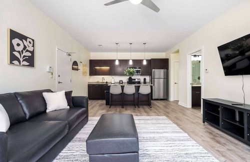 Grandview Heights Apartamento | Elegant 1-Bedroom Luxury Unit with Pool Access