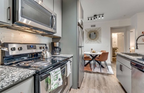 McNeil Apartamento | Elegant 1 Bedroom with resort style pool near The Domain