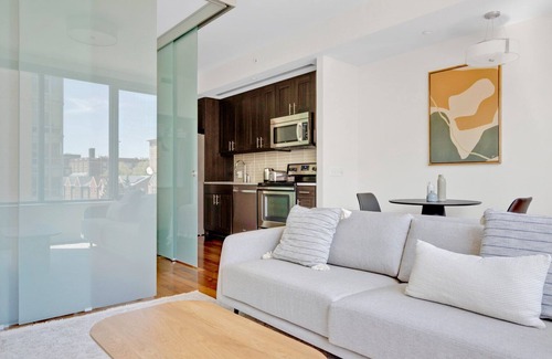 Columbia Heights Apartamento | Elegant 14th St 1BR w/ Gym, W/D & Lounge, walk to Metro, by Blueground