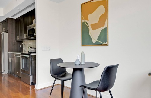 Columbia Heights Apartamento | Elegant 14th St 1BR w/ Gym, W/D & Lounge, walk to Metro, by Blueground